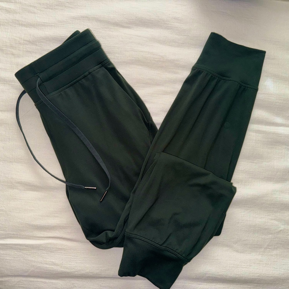 LULULEMON SIZE 4 CROPPED JOGGERS DARK GREEN